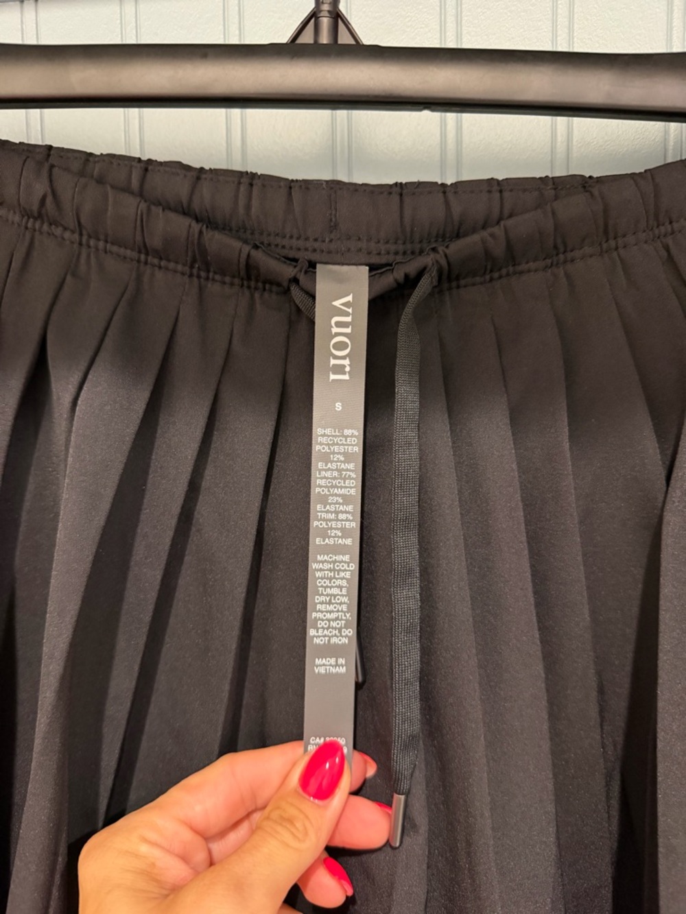 Pleated Vuori Black Women's Skirt - Classic Tennis Style - Picture 3 of 4